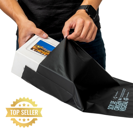 Bolsa courier negra compostable lisa 30x36 cm sobre de envío resistente 40 micrones para ropa y e-commerce Vinder Chile