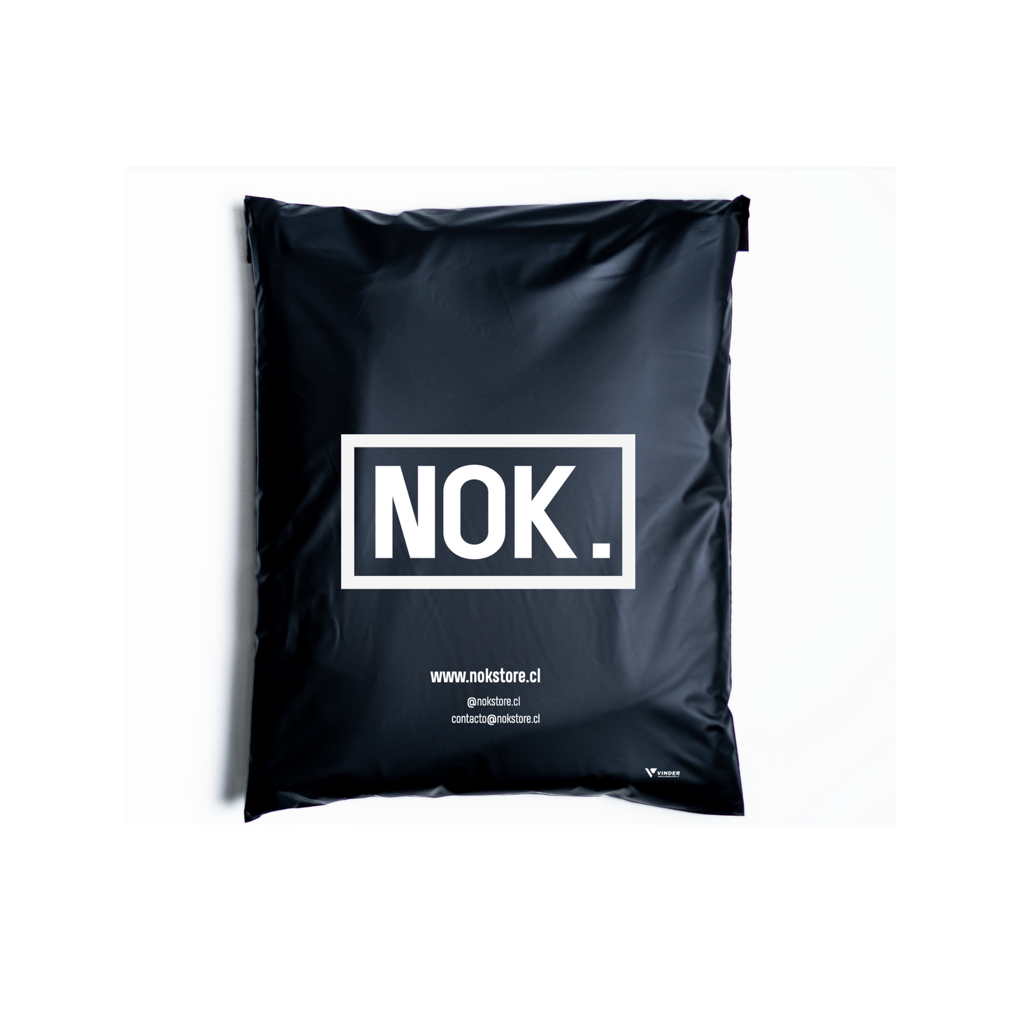 Ejemplo de bolsa courier personalizada negra con logo blanco impreso para despacho e-commerce sustentable Vinder Chile