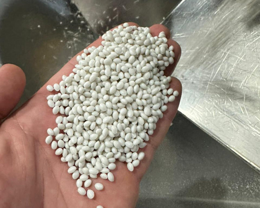 Pellets de resina bioplástica compostable hecha a base de almidón de maíz y aceites vegetales para la fabricación de bolsas Vinder.