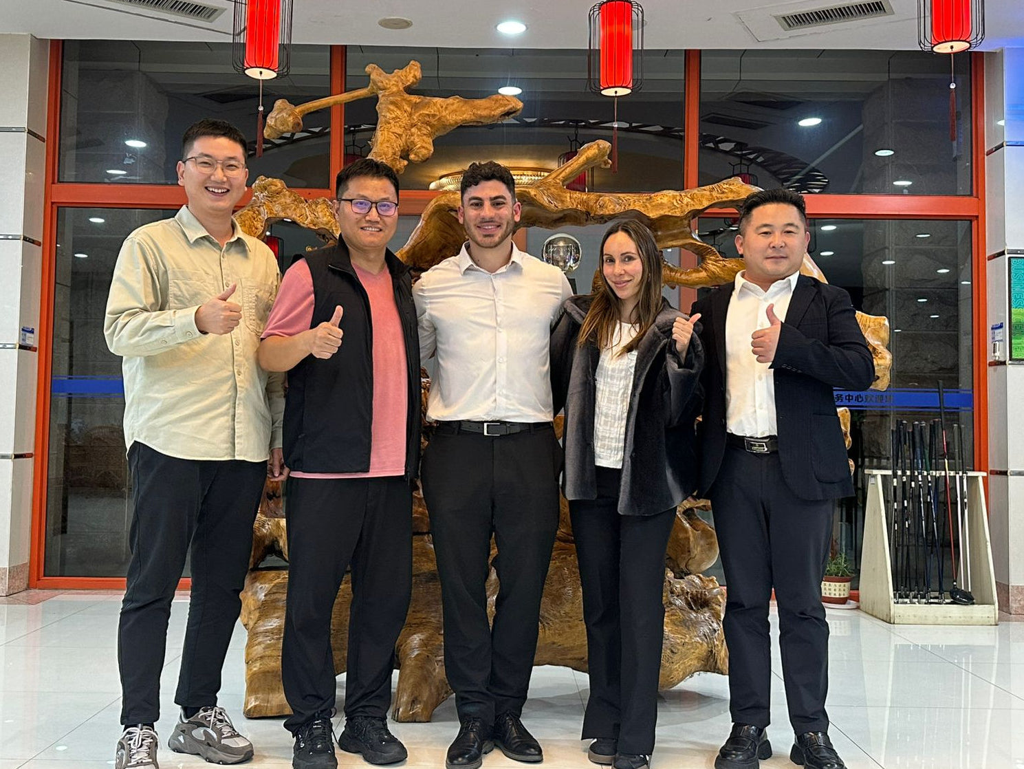 Equipo de Vinder Chile en visita presencial a fábrica de bolsas compostables en China para control de calidad y producción.